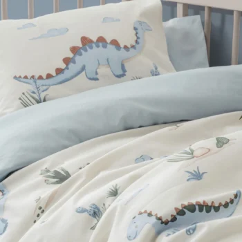 Baby posteljina DINORO – 100% pamuk s akvarel dinosaurus motivom u plavo-zelenim tonovima – Nobil