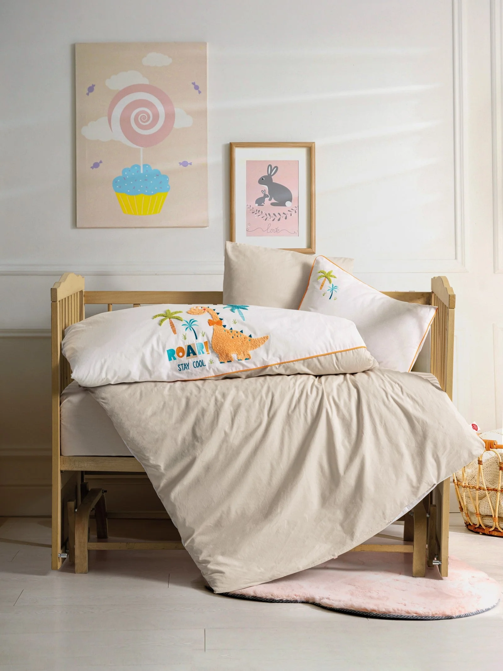 PUNCH KIDDO baby set u krevetiću – vezeni motiv dinosaura, bež podloga i narančasti paspul – Nobil