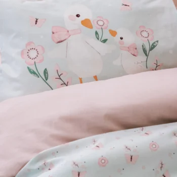 Baby posteljina MAMIDUCK – 100% pamuk, motiv mamice patke i pačića u pastelnim tonovima – Nobil